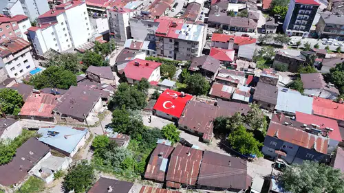 Sivaslı usta evinin çatısına dev Türk bayrağı çizdi