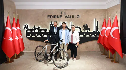 Çöp toplayan öğrenciye valilikten anlamlı destek