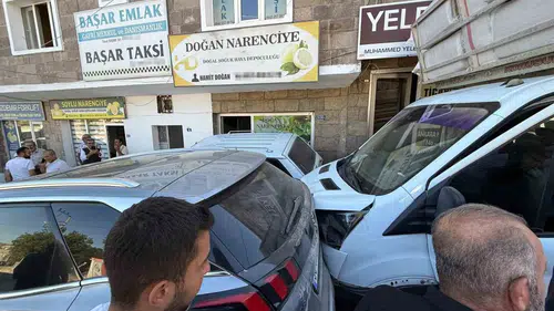 Nevşehir’de saman yüklü kamyonet park halindeki araçları biçti