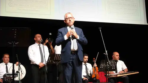 Yozgat Belediye Başkanı mikrofonu eline aldı ve çocuklar için şarkı söyledi