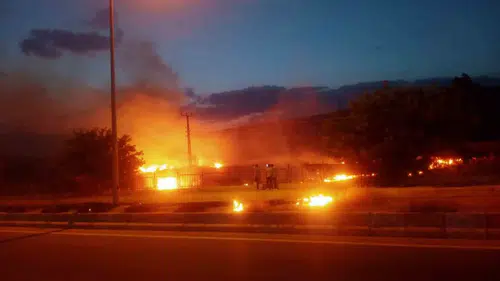 Van'da akşam vakti çıkan yangın evleri tehdit etti