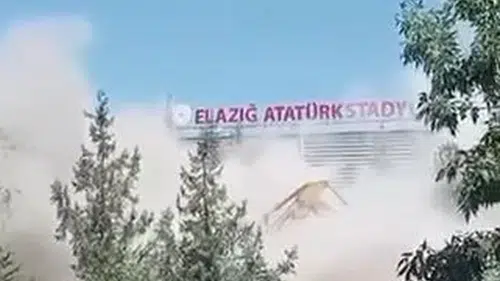 Elazığ’da yıkım sırasında bina bir anda üzerine çöktü