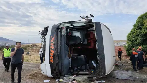 Yolcu otobüsü yoldan çıktı 41 kişi yaralandı