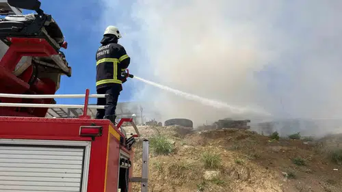 Hatay Kırıkhan’da bir şantiye deposu küle döndü