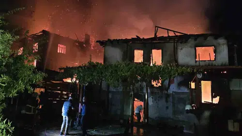 Bilecik'te iki ahşap ev alevlere teslim oldu