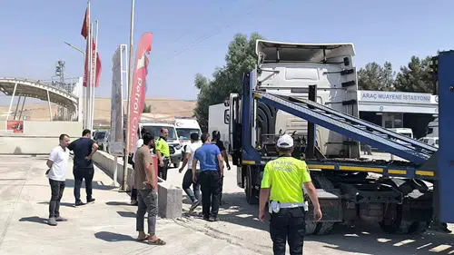 Nusaybin yolunda tır kazası trafiği kilitledi
