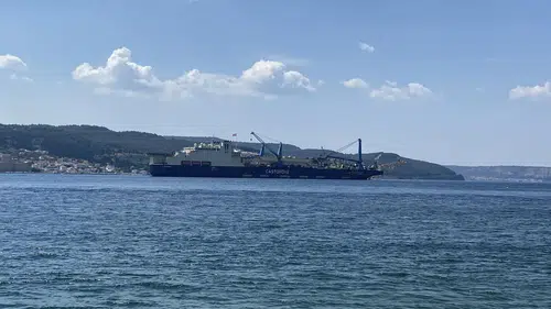 Dev boru döşeme gemisi Çanakkale Boğazı’nı trafiğe kapattı
