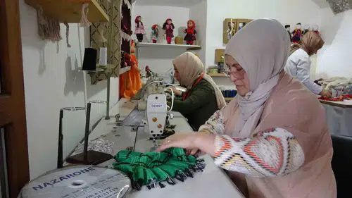 Trabzon'da sandıktaki kumaşlar bez bebeğe dönüşüyor