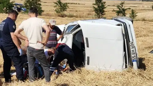Vezirköprü yolunda otomobil tarlaya uçtu 86 yaşındaki yolcu hayatını kaybetti