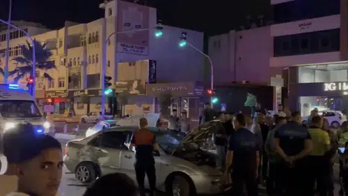 Kadirli merkezde iki otomobil çarpıştı