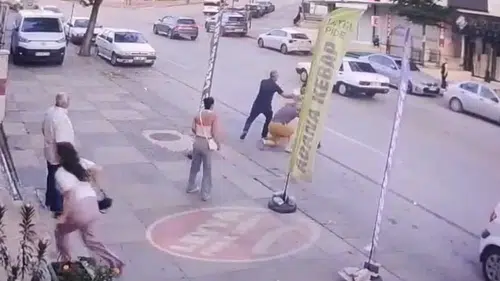 Ankara'da çocukları kurtarmak isteyen yaşlı adamı acımasızca dövdüler