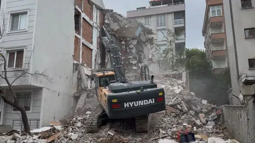 Yıkım ekibi yanlış binayı vurdu Banyomuz yok oldu