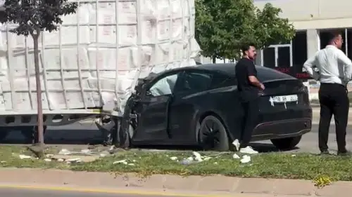 Sivas’ta yoldan kopan dorse Tesla’yı parçaladı