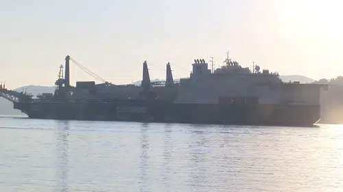 Dev boru döşeme gemisi İstanbul Boğazı'nı kilitledi