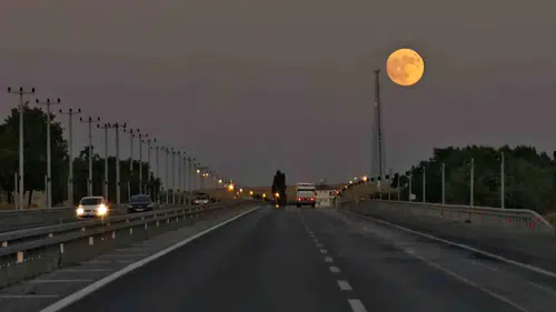 Bitlis karayolunda geceyi aydınlatan dolunay manzarası