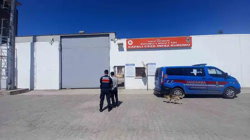 Kocaeli’de aranan iki hükümlü yakalanarak cezaevine gönderildi