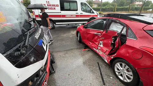 Düzce'de midibüs ile otomobil çarpıştı 5 kişi yaralandı