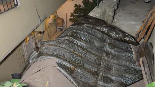 Sarıyerde fırtına çatıları yerinden söktü