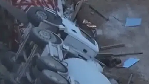 Kahramanmaraş'ta yolda oluşan çukur beton mikserini devirdi
