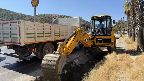 Kuşadası'nda yağmur öncesi kanal temizliği mesaisi