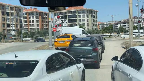 Elazığ’da tren raylarında ölümle dans ettiler