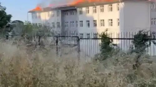 Beylikdüzü'nde okul çatısında korkutan yangın