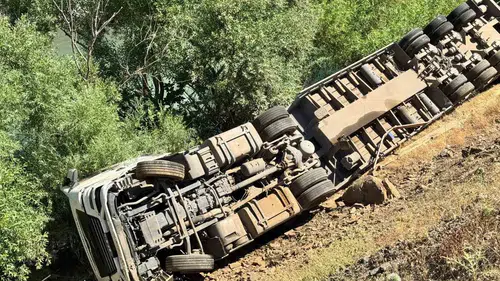 Şırnak yolunda tır kazası sürücüsü uçurumdan kurtarıldı