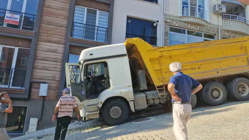 Tekirdağ'da park halindeki kamyon yokuş aşağı inip eve daldı