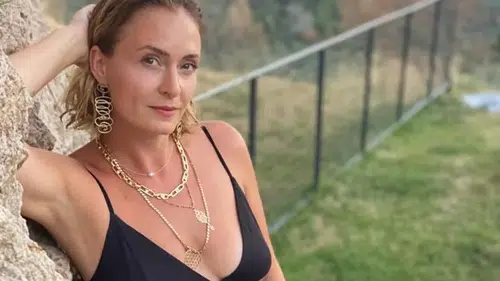 Ceyda Düvenci tatil pozlarıyla yeni dönemini gözler önüne serdi