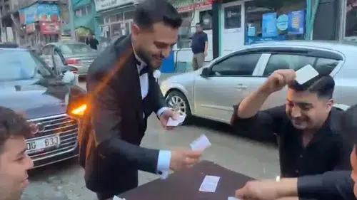 Adana'da düğün konvoyunun önünü kesip yolda iskambil masası kurdular