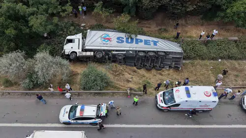 TEM Otoyolu'nda tır kazası trafiği kilitledi