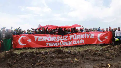 Motorcular Ağrı’nın zirvesinde huzur mesajı verdi