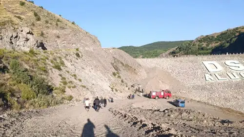 Giresun'da virajı alamayan otomobil dereye uçtu 3 ölü