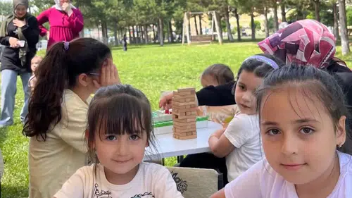 Bayburtlu çocuklar gezici kütüphaneyle açık havada kitap okudu