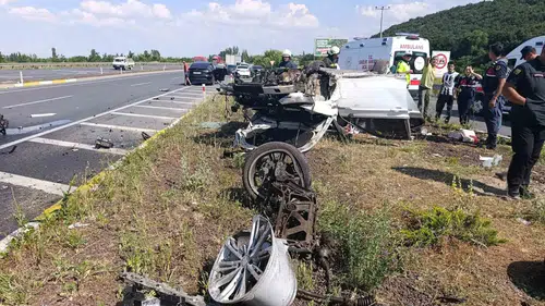 Konya yolunda feci kaza Otomobilin motoru yola fırladı