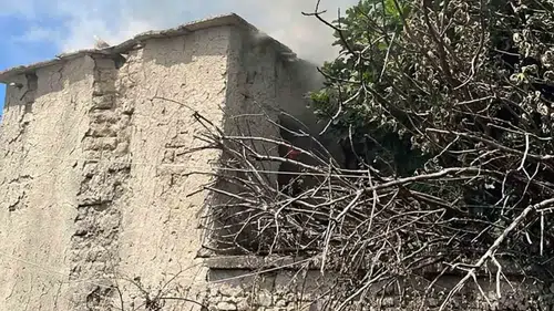 Mersin'de terk edilmiş ev alevlere teslim oldu
