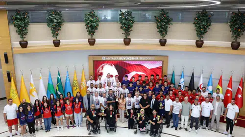 Antalya’nın başarılı sporcuları madalyalarıyla belediyeyi ziyaret etti