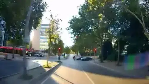 Ataşehir'de kırmızı ışıkta geçen motosikletli kaza yaptı