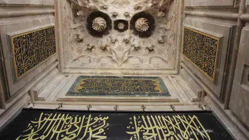 Amasya’daki tarihi caminin kapısında saklı baykuş figürü