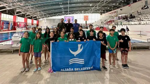 Aliağalı genç yüzücüler Samsun'daki bölge şampiyonasını madalyalarla kapattı