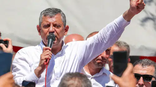 Sular durulmuyor: Yeni parti için düğmeye basılıyor