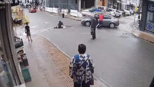 Giresun’da kontrolden çıkan araç kaldırımdaki yayayı kıl payı ıskaladı