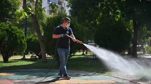 Manisa genelinde zararlılarla kesintisiz ilaçlama seferberliği