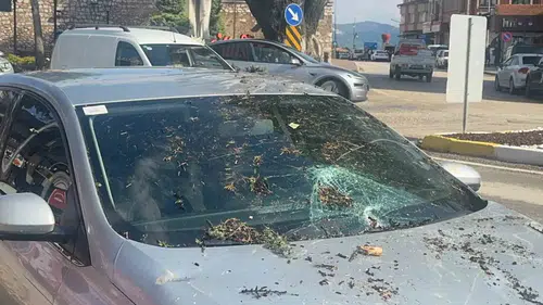 Isparta Eğirdir'de fırtına otomobili hurdaya çevirdi