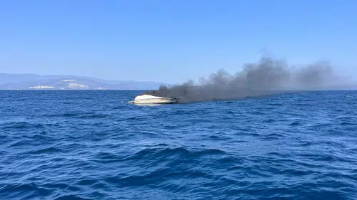 Didim açıklarında yanan tekne sulara gömüldü