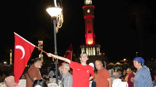 İzmir 15 Temmuz şehitlerini Konak Meydanı’nda andı