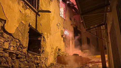Kuşadası’nda bir ev yandı itfaiye dar sokakta zor anlar yaşadı