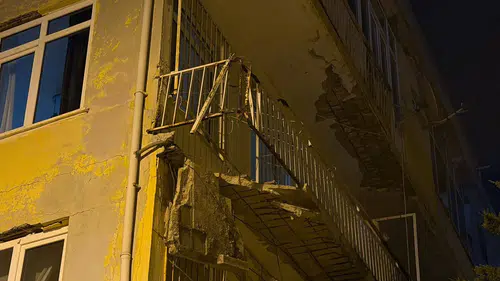 Üsküdar’da aniden çöken balkon sonrası bina mühürlendi