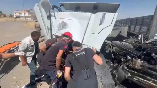 Viranşehir yolunda feci kaza Tır ve kamyon çarpıştı