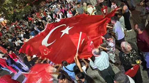 Edremit sokakları 15 Temmuz için meydanlara indi